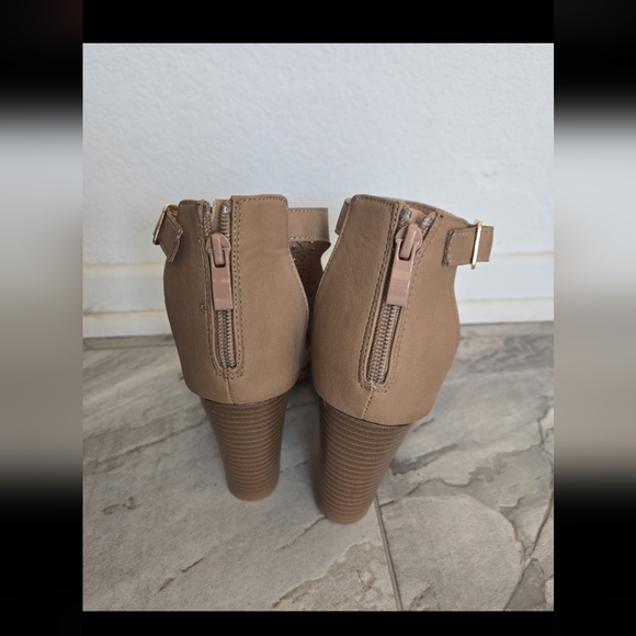 TOP Moda Cut-Out Tan Heels - Picture 4 of 7